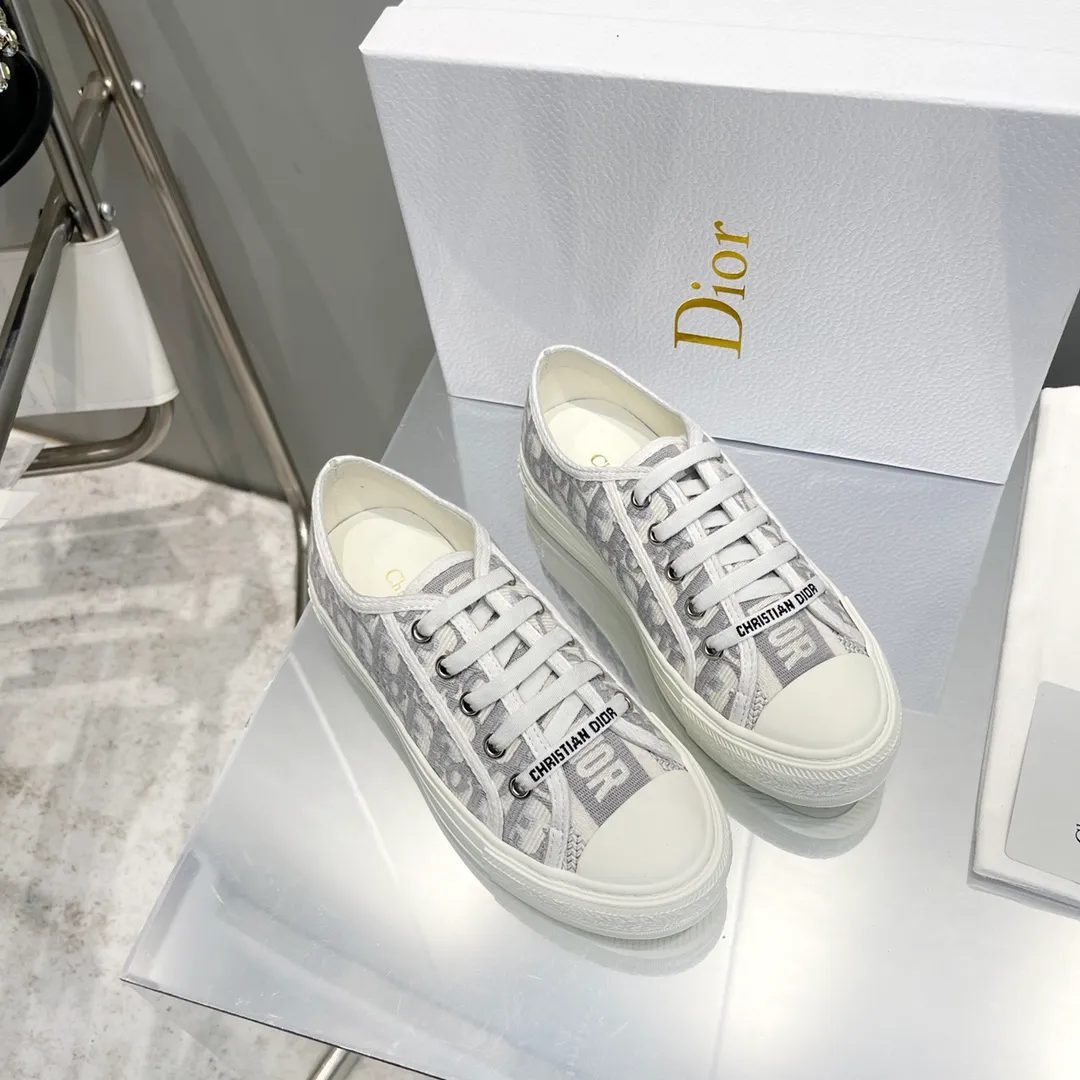 👟👟Ex-factory price 480👟👟 After half a year of repeated debugging♻️Taikoo Hui original purchased, upgraded and shipped ♻️DIOR embroidered sneakers series Double-sided three-dimensional embroidery of pure cotton silk, ♻️True to the original 1🆚1 shipment, from hardware, shoelaces, outsole, 👟👟factory price U mid-pad... The upper fabric is double-sided pure cotton silk three-dimensional electric embroidery ♻️▪️Foot pads: imported cowhide of the same color, comfortable to the feet ▪️My last version is exactly the same as Z👟👟factory price, welcome to compare with three companies I have 36 most complete colors, code number: 35-40